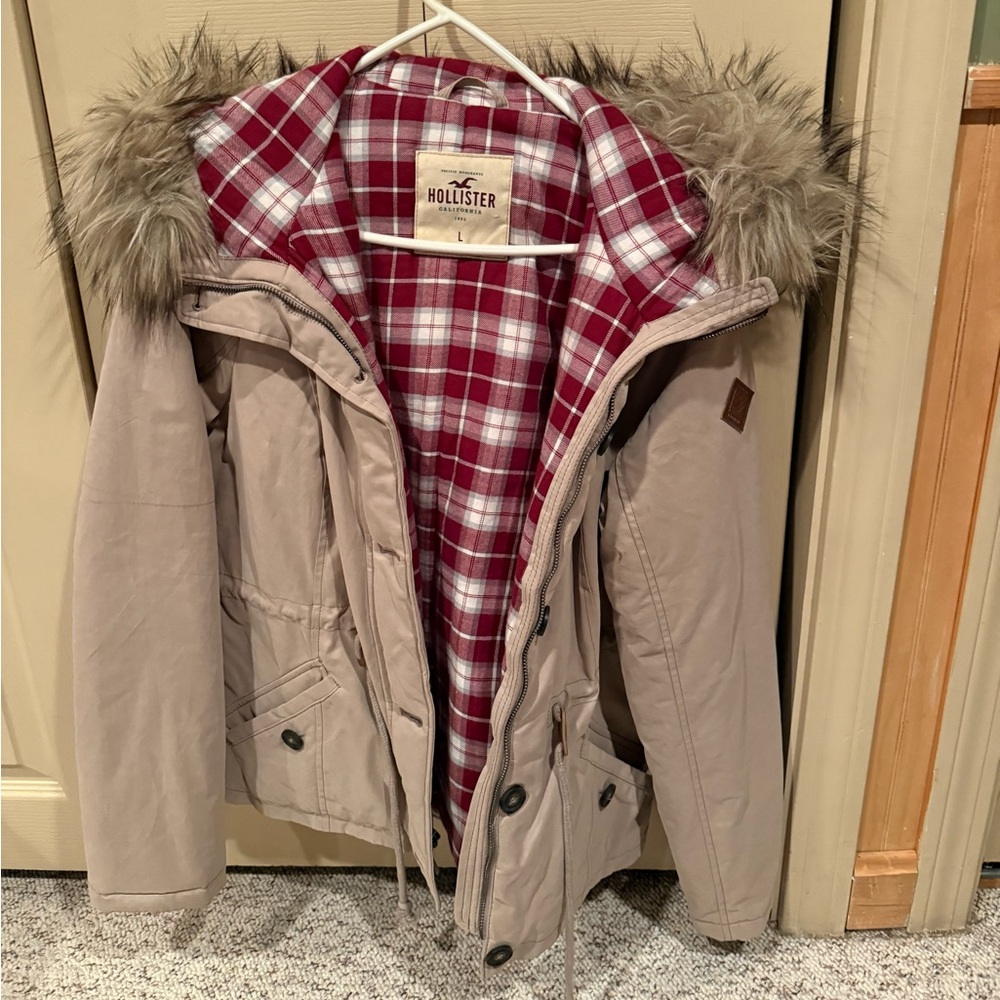 Very cute and comfy womens winter coat (size L but fits more like a Medium)